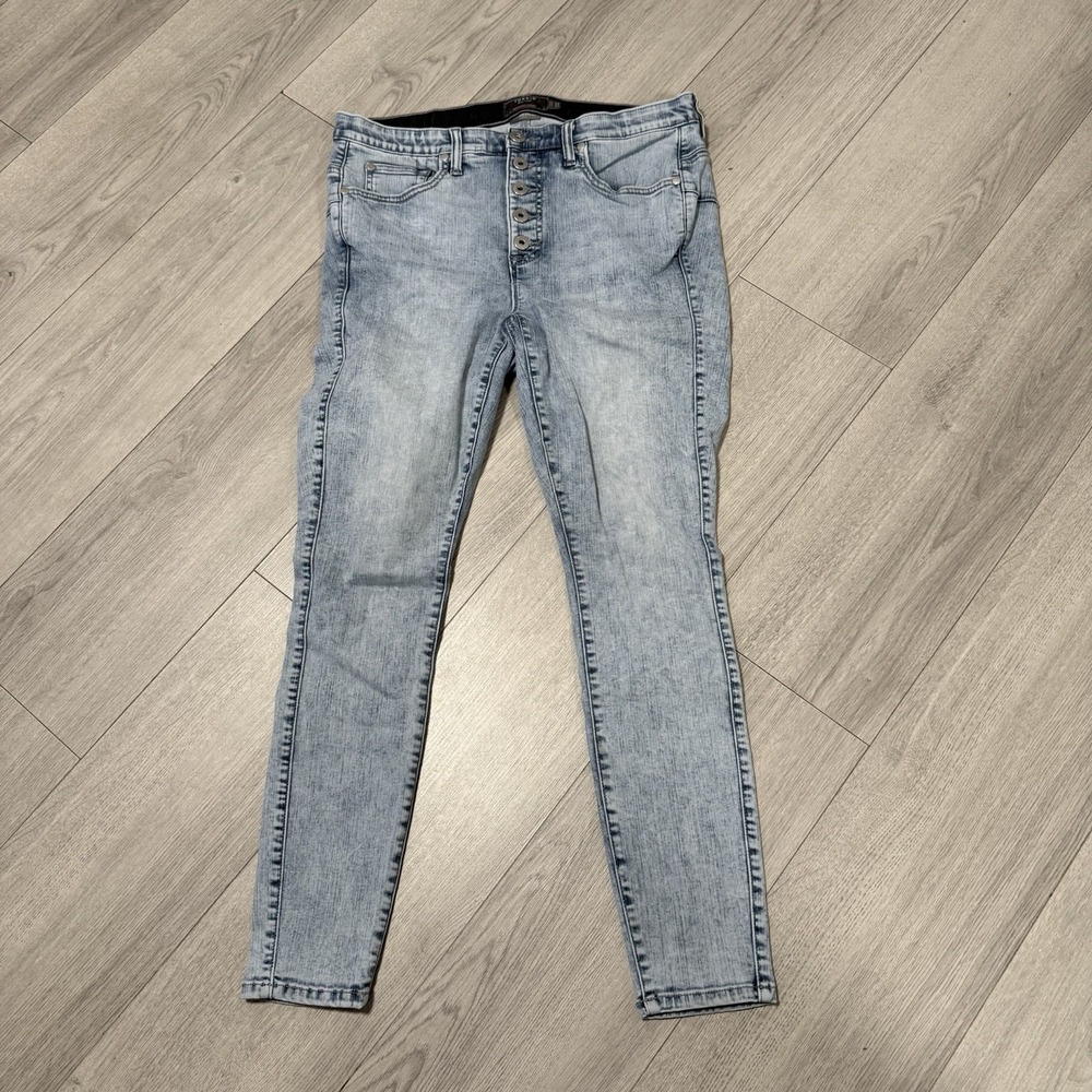 Torrid Bombshell Skinny Jeans 12R Light Wash Button Down